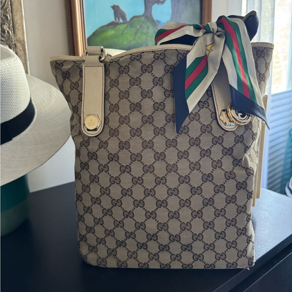 Gucci brown and cream handle GG canvas bucket Tote.